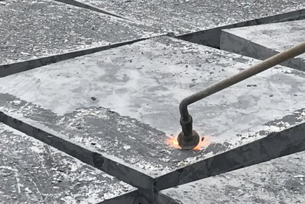 Đá đen khò mặt 40x40x(2,5-2,7) cm