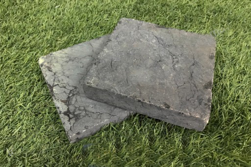 Đá đen mẻ cạnh 15x15x(2,5-2,7) cm