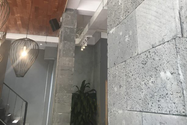 đá ong đen ốp tường 20x40cm