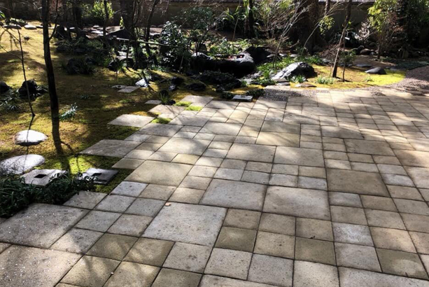 đá granite vàng lát sân vườn