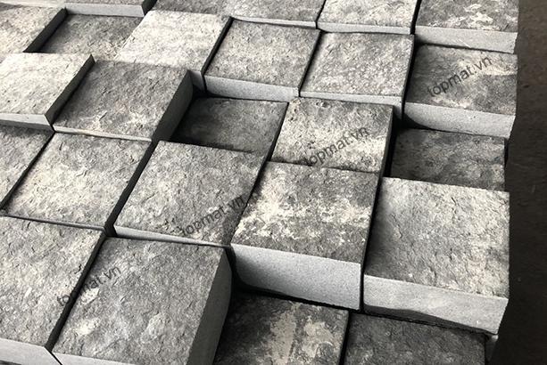 Đá cubic bazan đen khò mặt 10x10x5cm
