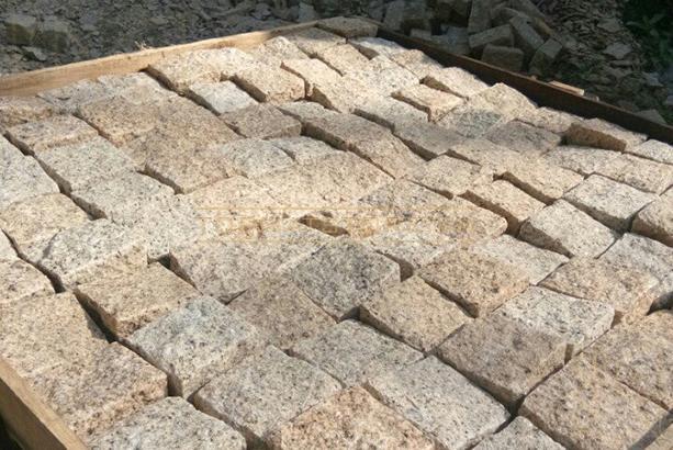 Đá cubic granite vàng 10x10x8cm