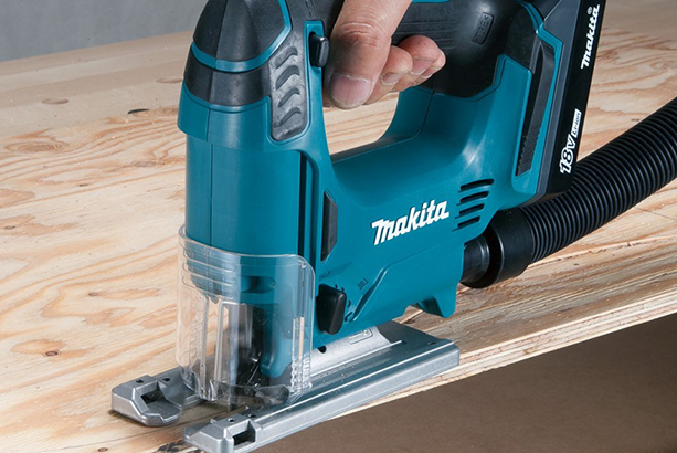 Máy cưa lọng dùng pin Makita DJV180RFE (18V)