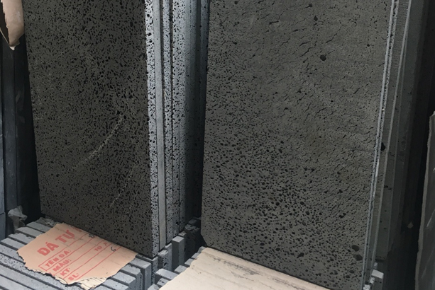 Đá ong xám lát sân vườn