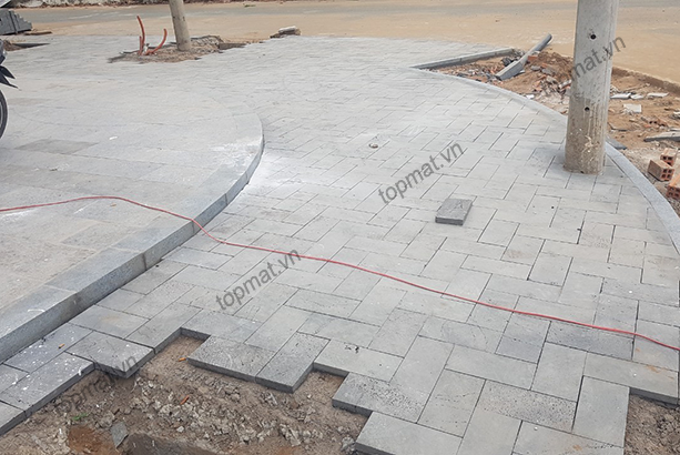 đá ong xám lát sân vườn đẹp