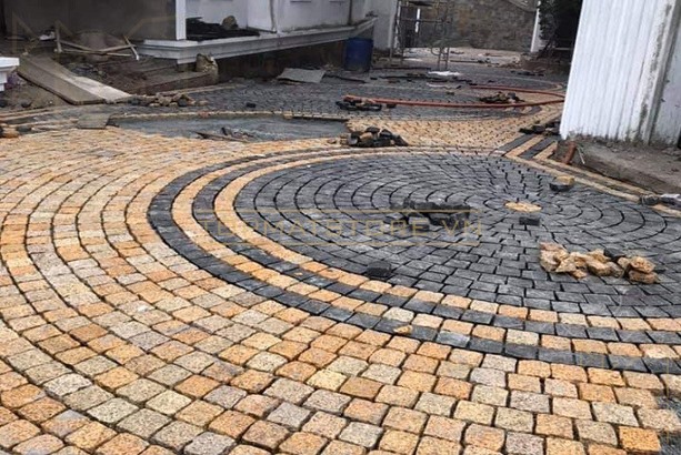 Đá cubic granite vàng lát sân