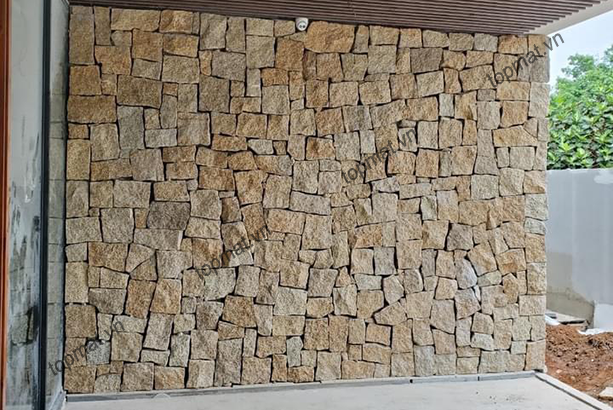 Đá granite vàng chẻ tay ốp tường