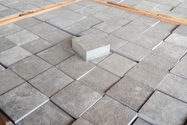 Đá cubic bazan xám khò mặt 10x10x5cm