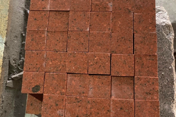 Đá cubic granite đỏ cắt cạnh