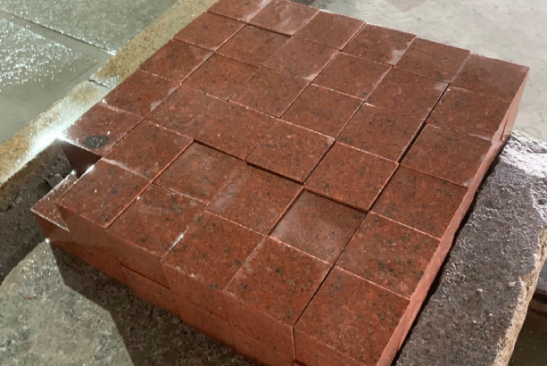 Đá cubic đỏ Bình định