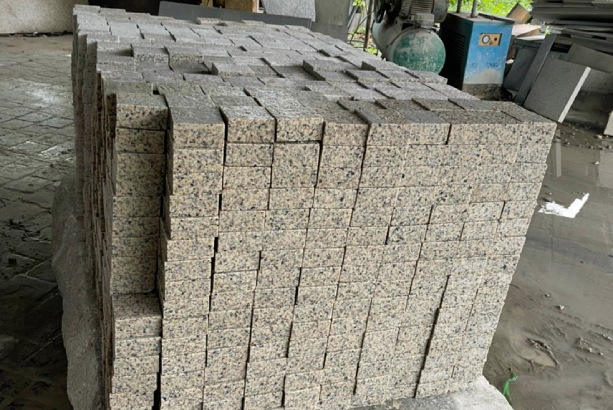 Đá cubic bazan xám khò mặt 10x10x5cm