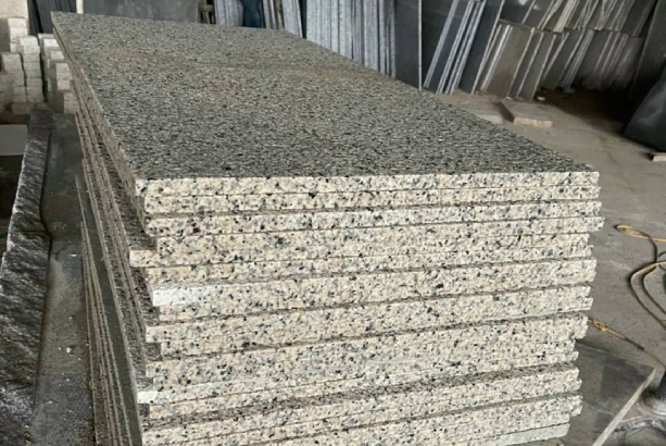 đá granite vàng nhạt Bình Định khò lửa 