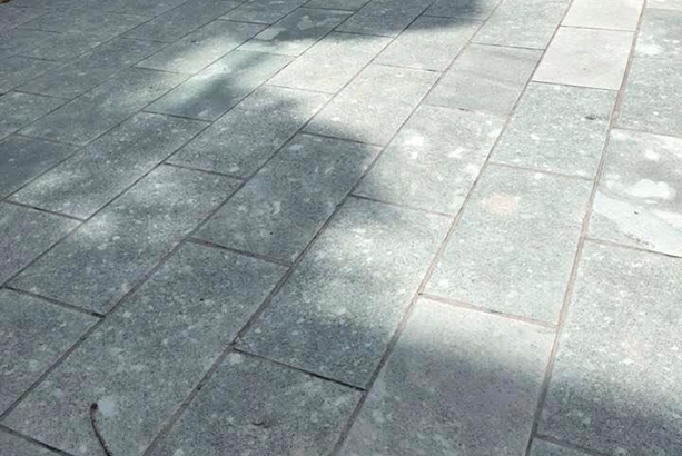 Đá xanh rêu băm lát sân