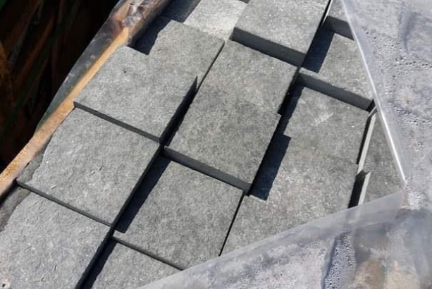 Đá bazan đen khò mặt 15x15