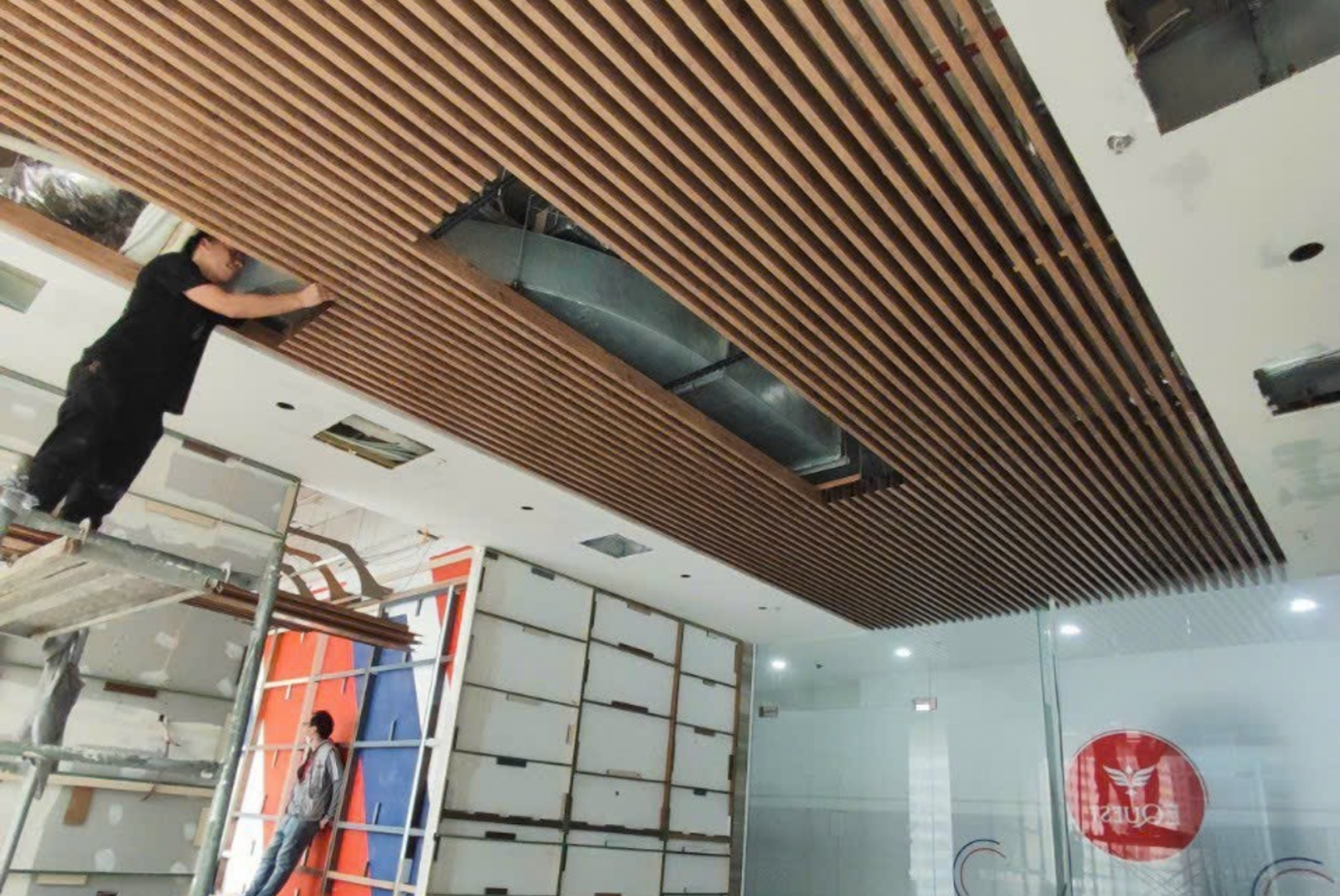 Thi công trần nhôm giả gỗ lắp đặt dễ dàng, ít nhân công