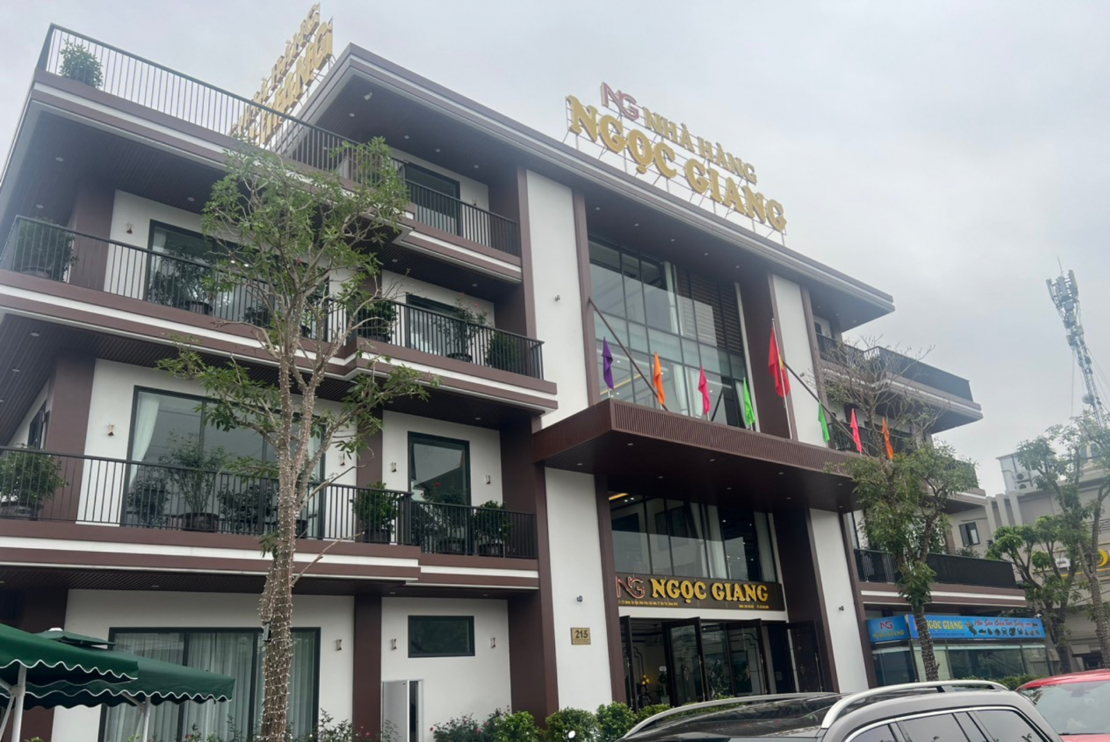 Trần nhôm giả gỗ ơp mặt tiền nhà hàng 