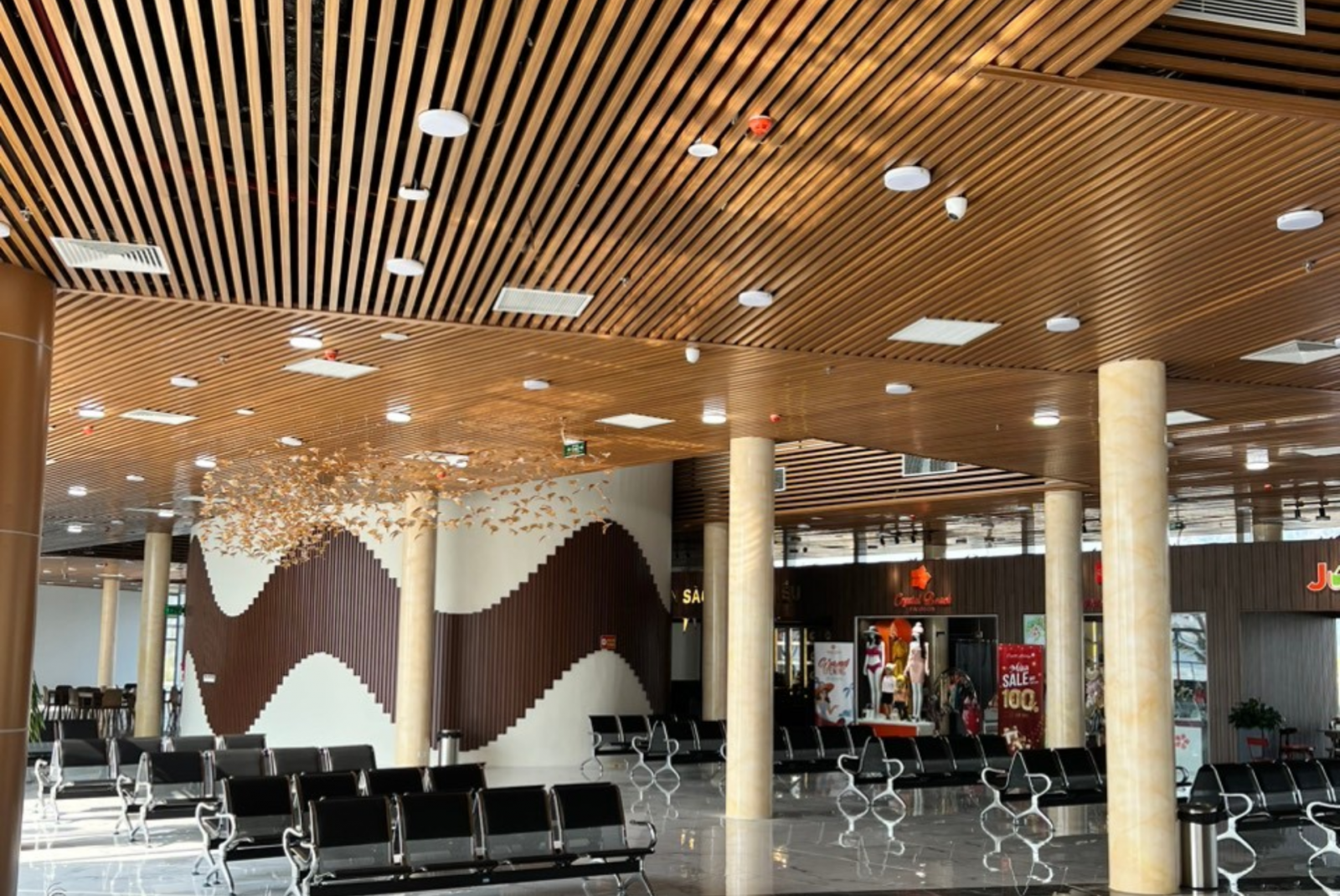 Trần nhôm U-shaped ứng dụng trong công trình thực tế kết hợp đèn sang trọng