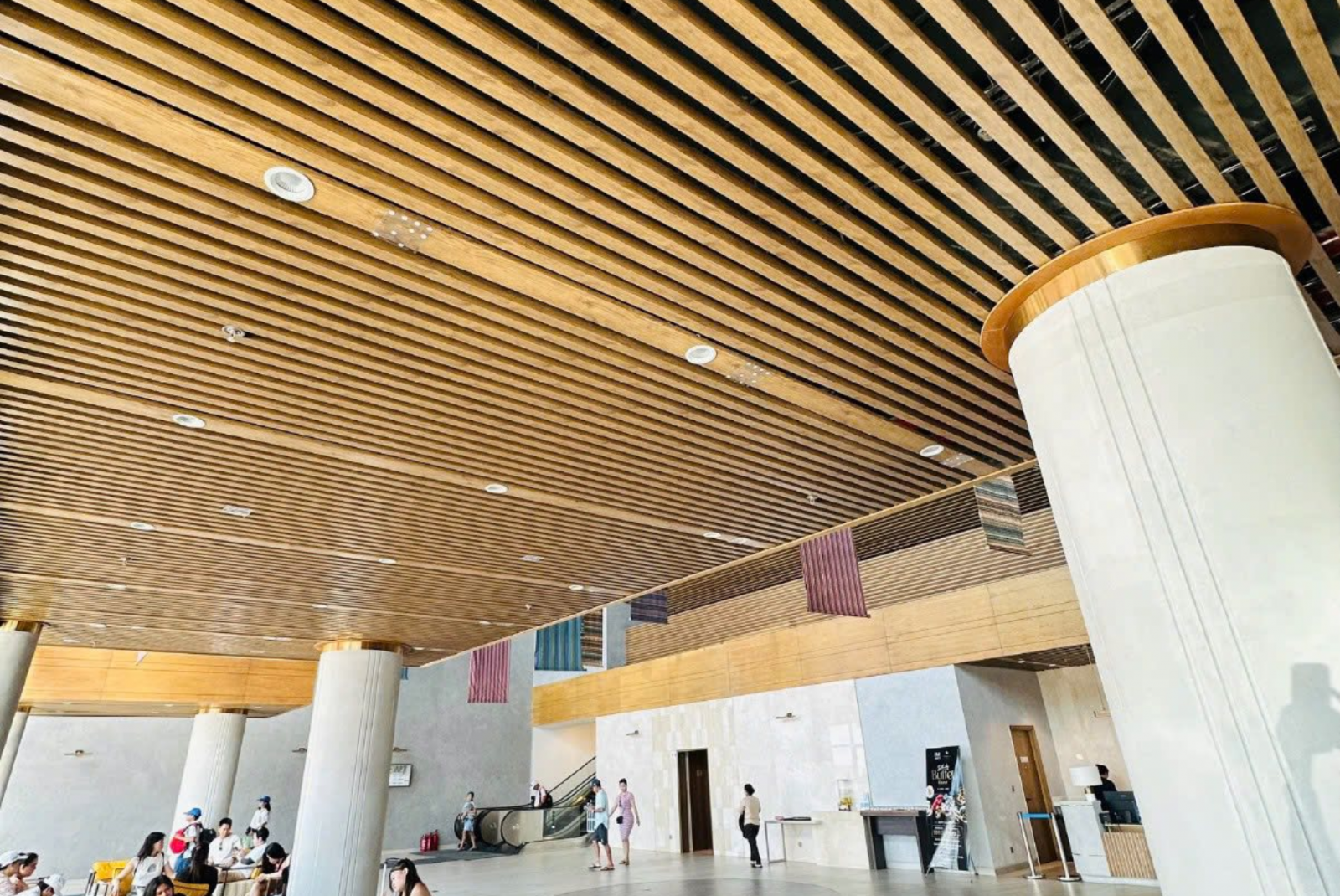 Trần nhôm U-shaped  vân gỗ trong công trình sân bay