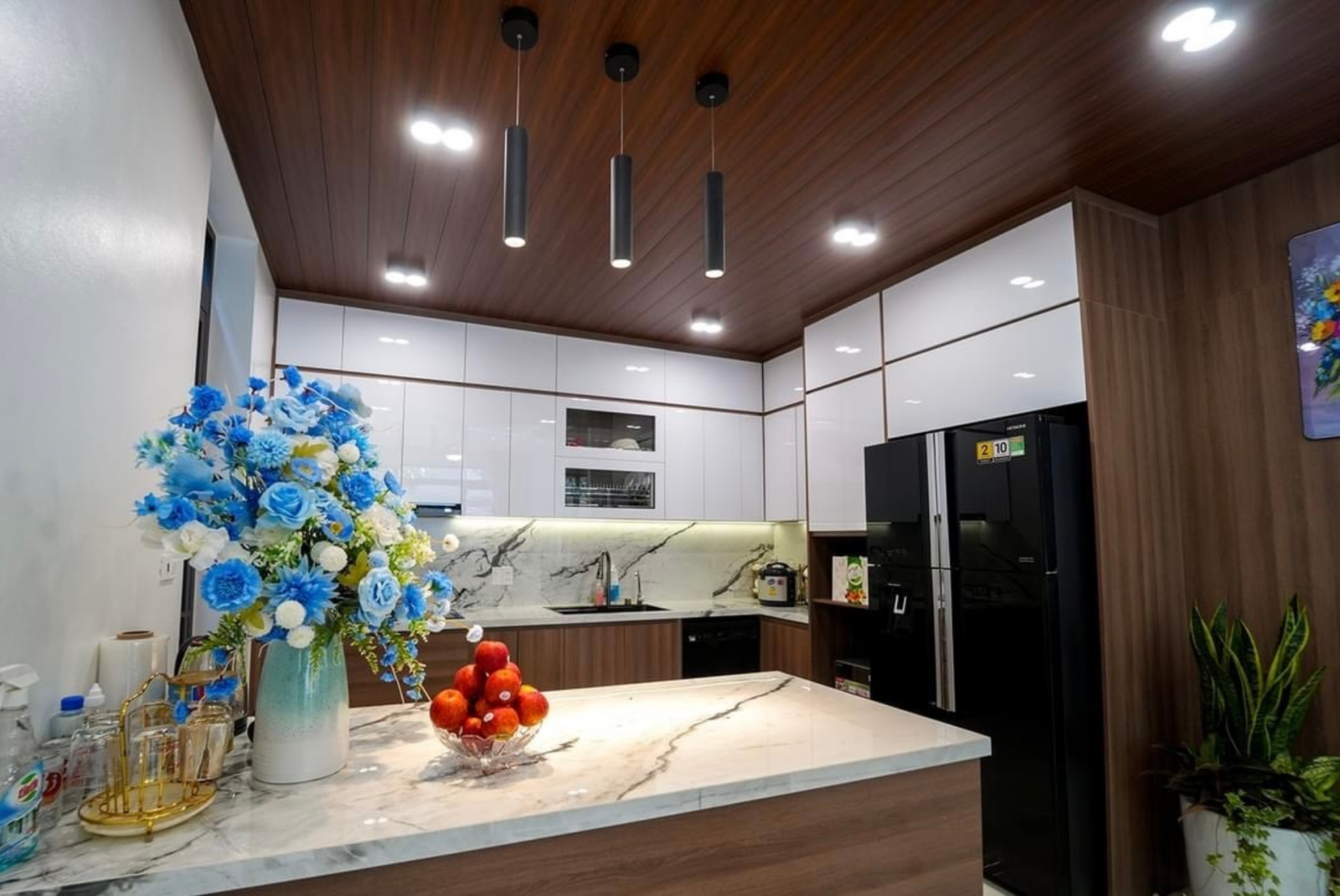 Trần nhôm vân gỗ U-shaped ốp trần phòng bếp