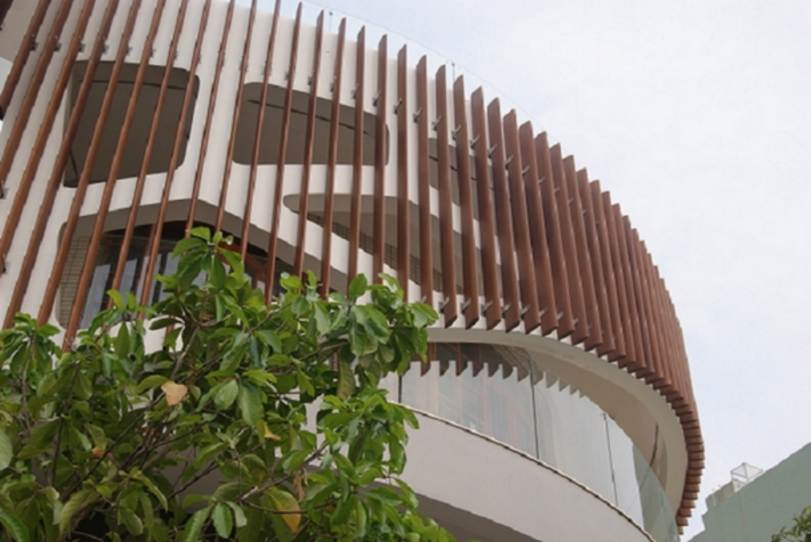 Lam nhôm vừa lấy sáng không gian vừa trang trí mặt tiền tạo thiết kế hiện đại