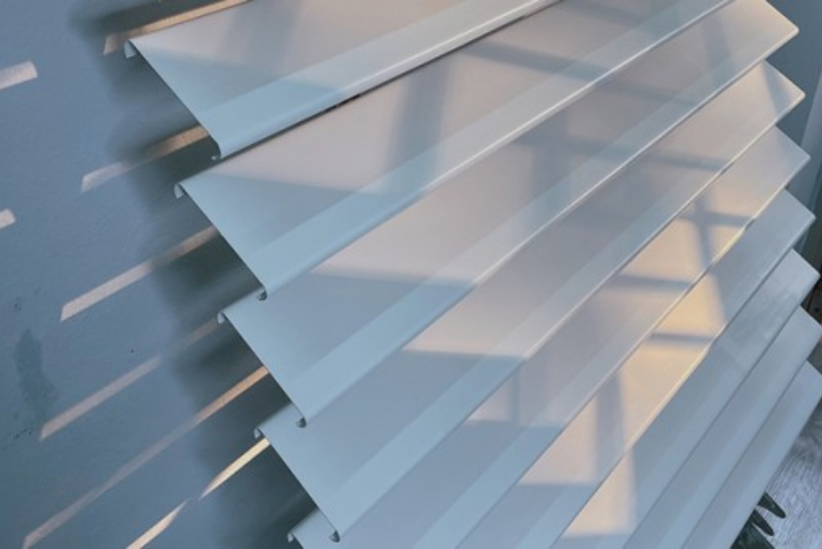 Lam nhôm với cấu trúc đặc biệt vừa giúp điều tiết ánh sáng vừa tản nhiệt, tạo riêng tư cho ngôi nhà