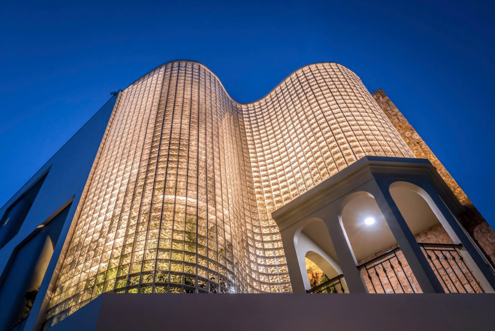 Gạch kính lấy sáng trang trí mặt tiền vào đêm kết hợp đèn điện sáng lung linh nổi bật 